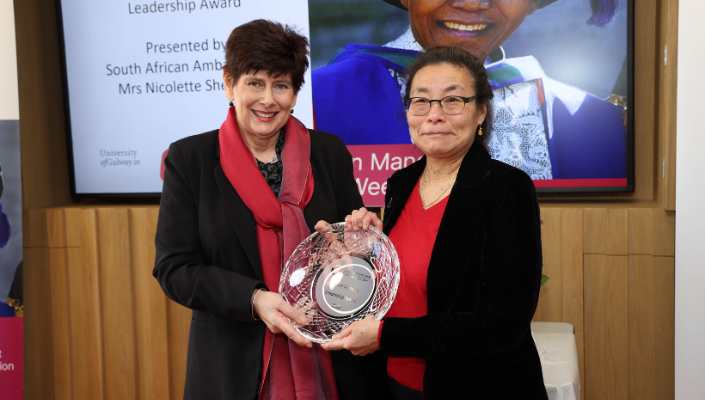 Professor Su-Ming Khoo receiving award.