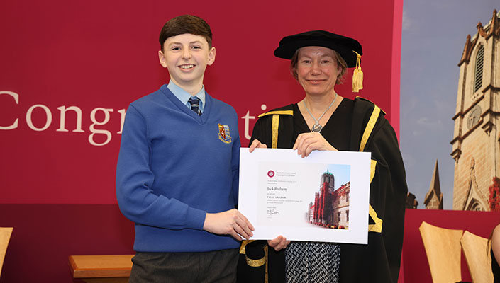 Jack Breheny ó Chólaiste Chnoc an tSamhraidh, Co Shligigh, agus an tOllamh Becky Whay, Leas-Uachtará