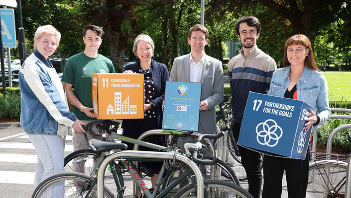 University of Galway students and staff accept the NTA Smarter Travel Mark. Pictured L-R: Faye Ní Dh