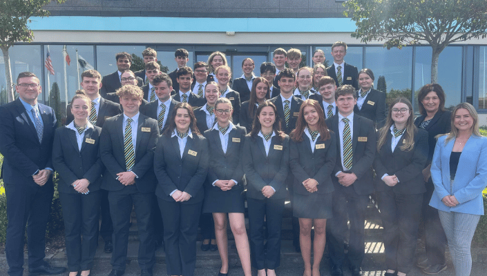 Class picture outside hotel 